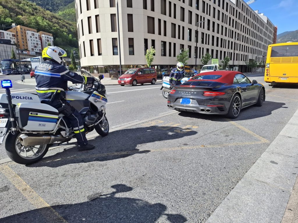 La policia una vegada ha aturat el vehicle. Foto: D. M. (ANA)