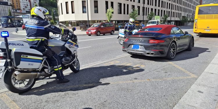 La policia una vegada ha aturat el vehicle. Foto: D. M. (ANA)