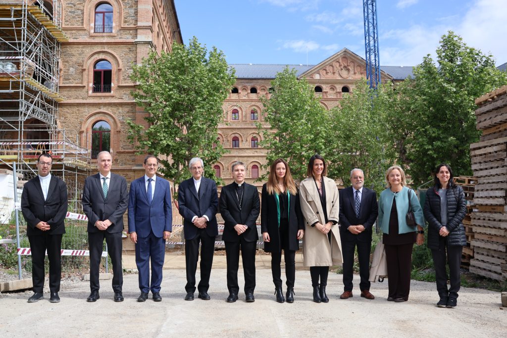 Les autoritats assistents a la visita d’obres del futur centre de salut mental Sant Lluís, a La Seu d'Urgell. Foto: I. M. (ANA)