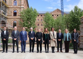 Les autoritats assistents a la visita d’obres del futur centre de salut mental Sant Lluís, a La Seu d'Urgell. Foto: I. M. (ANA)