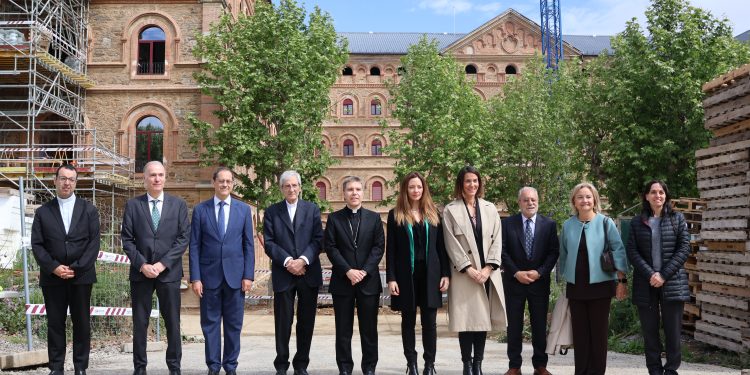 Les autoritats assistents a la visita d’obres del futur centre de salut mental Sant Lluís, a La Seu d'Urgell. Foto: I. M. (ANA)
