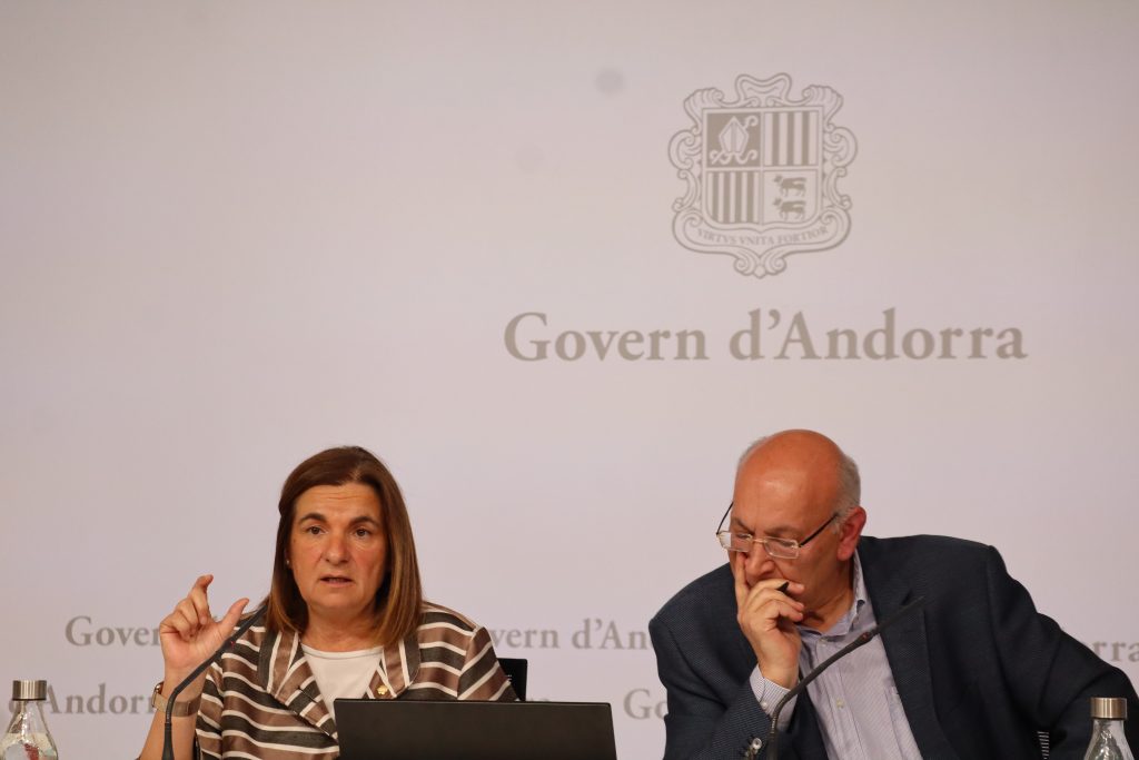 Trini Marín, ministra d’Afers Socials, i Joan Carles Villaverde, director del Departament d’Afers Socials, durant la presentació. Foto: D. M. (ANA)