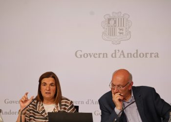 Trini Marín, ministra d’Afers Socials, i Joan Carles Villaverde, director del Departament d’Afers Socials, durant la presentació. Foto: D. M. (ANA)