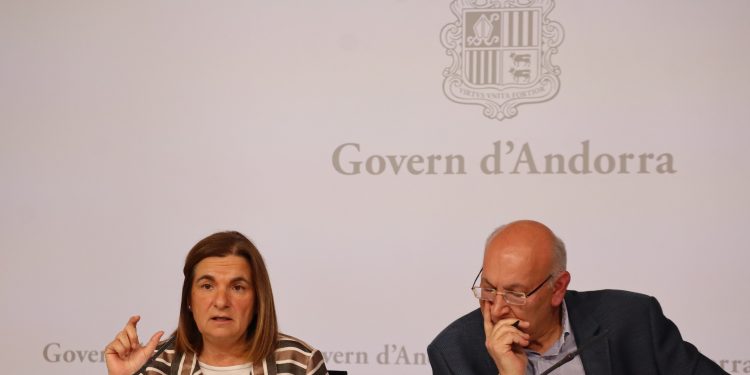 Trini Marín, ministra d’Afers Socials, i Joan Carles Villaverde, director del Departament d’Afers Socials, durant la presentació. Foto: D. M. (ANA)