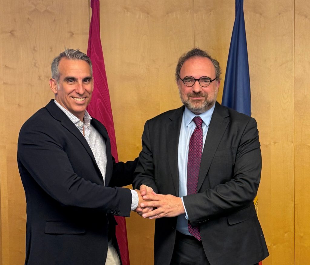 El rector de l’UdA, Juli Minoves, i el director general adjunt d’Andorra Telecom, Cesar Marquina. Foto: Andorra Telecom