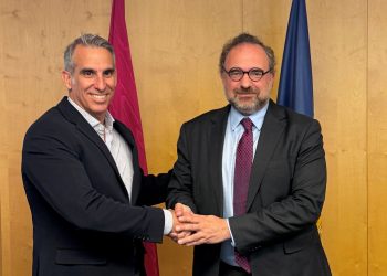 El rector de l’UdA, Juli Minoves, i el director general adjunt d’Andorra Telecom, Cesar Marquina. Foto: Andorra Telecom