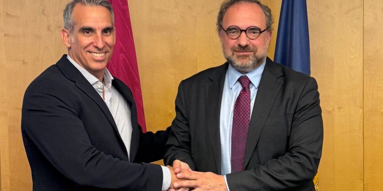 El rector de l’UdA, Juli Minoves, i el director general adjunt d’Andorra Telecom, Cesar Marquina. Foto: Andorra Telecom