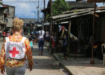 Treballadora de Creu Roja al Congo / Govern