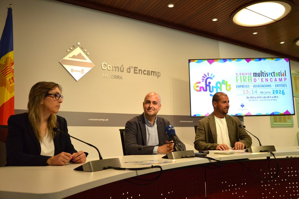 El cònsol menor d'Encamp, Xavier Fernàndez i el conseller de Finances, Esports i Reactivació Econòmica, Nino Marot, i la tècnica de Reactivació Econòmica Mar Querencia, durant la presentació de l'Enfira't. Foto: M. F. (ANA)