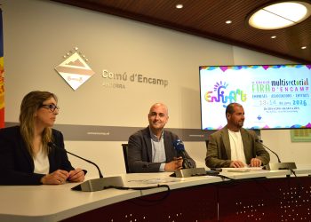 El cònsol menor d'Encamp, Xavier Fernàndez i el conseller de Finances, Esports i Reactivació Econòmica, Nino Marot, i la tècnica de Reactivació Econòmica Mar Querencia, durant la presentació de l'Enfira't. Foto: M. F. (ANA)