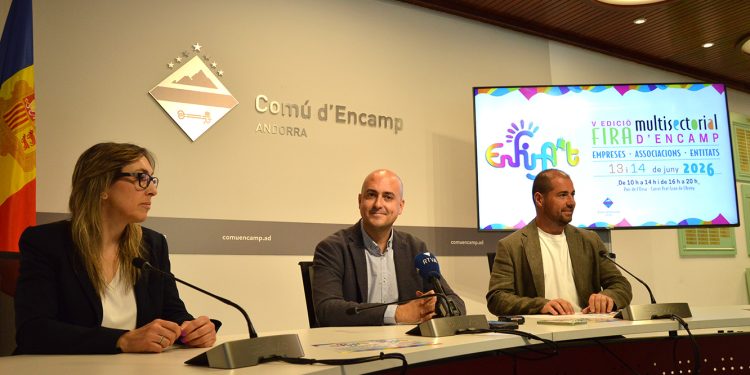 El cònsol menor d'Encamp, Xavier Fernàndez i el conseller de Finances, Esports i Reactivació Econòmica, Nino Marot, i la tècnica de Reactivació Econòmica Mar Querencia, durant la presentació de l'Enfira't. Foto: M. F. (ANA)