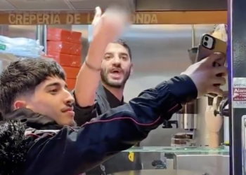 El creper de la Rotonda insultant els clients.