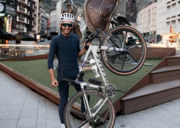 El exciclista Miguel Silvestre posa junto a su bicicleta. Foto: Kilómetro 0