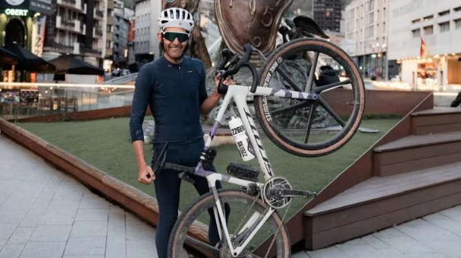 El exciclista Miguel Silvestre posa junto a su bicicleta. Foto: Kilómetro 0