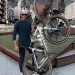 El exciclista Miguel Silvestre posa junto a su bicicleta. Foto: Kilómetro 0