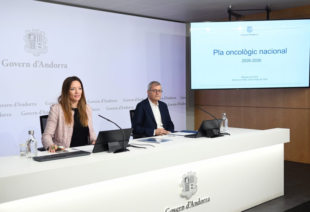 La ministra de Salut, Helena Mas i el professor de la Universitat de Barcelona i assessor en l'elaboració del pla oncològic nacional Josep Maria Borràs, en la presentació del projecte. Foto: SFGA