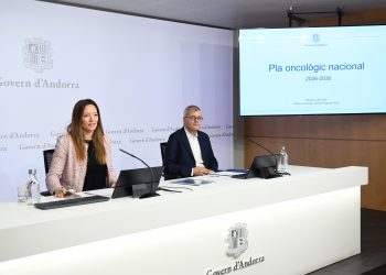 La ministra de Salut, Helena Mas i el professor de la Universitat de Barcelona i assessor en l'elaboració del pla oncològic nacional Josep Maria Borràs, en la presentació del projecte. Foto: SFGA