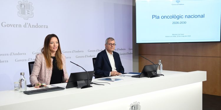 La ministra de Salut, Helena Mas i el professor de la Universitat de Barcelona i assessor en l'elaboració del pla oncològic nacional Josep Maria Borràs, en la presentació del projecte. Foto: SFGA