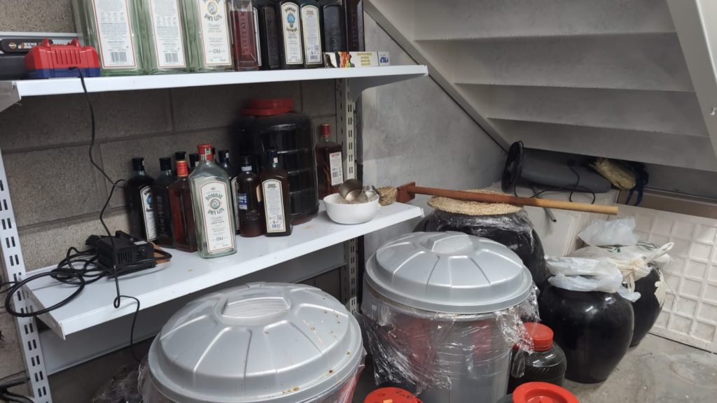 La instal·lació per elaborar beguda fermentada. Foto: Mossos d'Esquadra