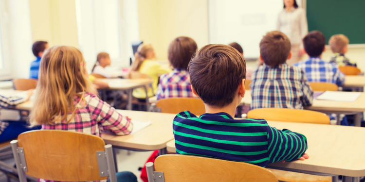 Alumnes a una aula.