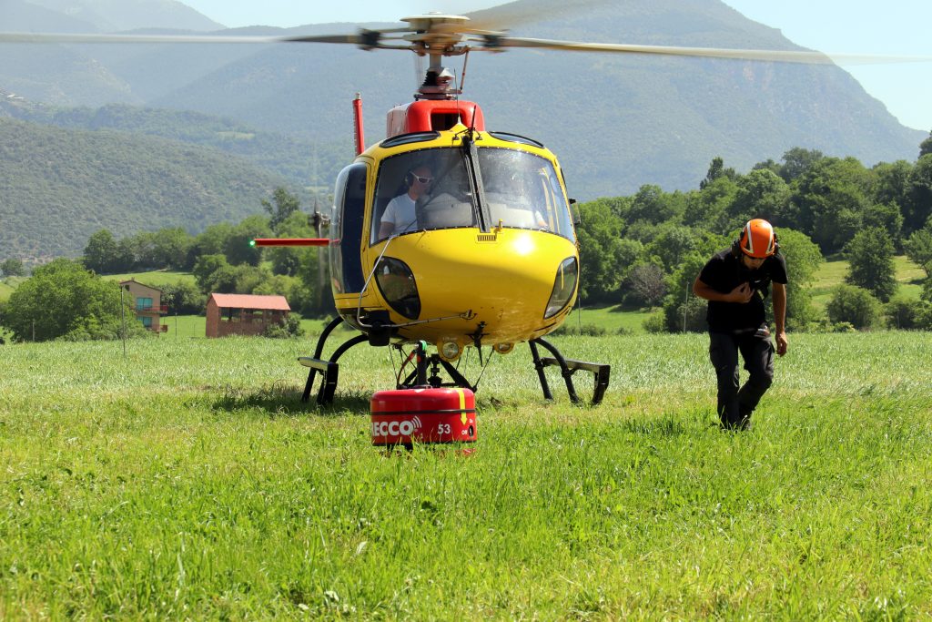 Un helicòpter del GRAE dels Bombers equipat amb una campanya RECCO per detectar desapareguts, en una prova al municipi de la Seu d'Urgell (Foto: ACN)