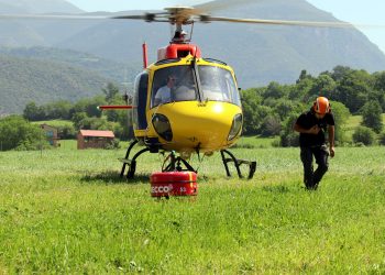 Un helicòpter del GRAE dels Bombers equipat amb una campanya RECCO per detectar desapareguts, en una prova al municipi de la Seu d'Urgell (Foto: ACN)