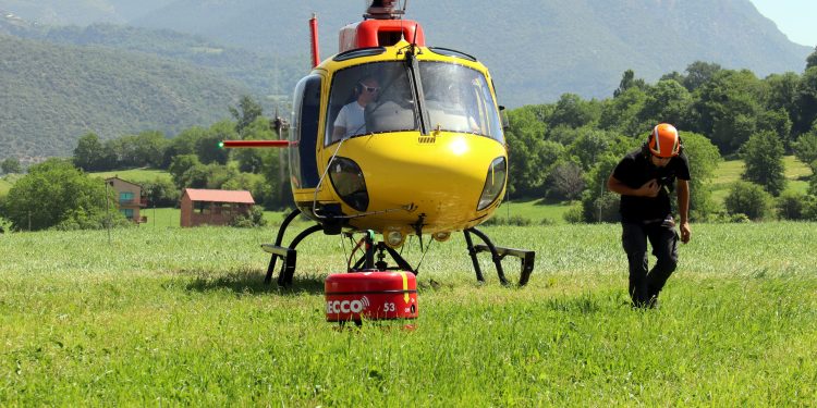 Un helicòpter del GRAE dels Bombers equipat amb una campanya RECCO per detectar desapareguts, en una prova al municipi de la Seu d'Urgell (Foto: ACN)