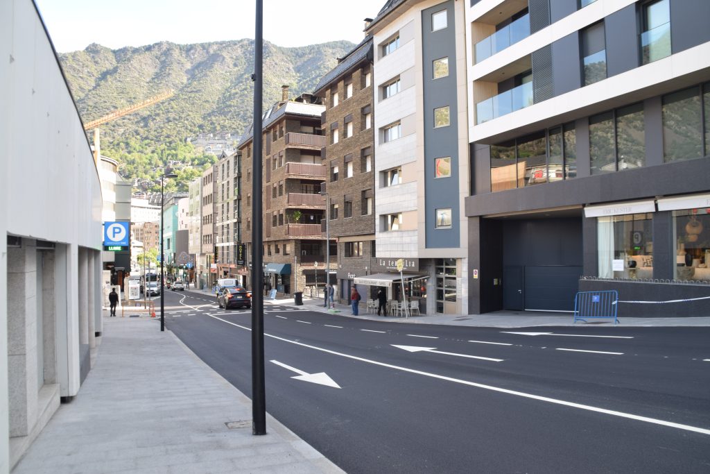 Un tram del carrer de la Unió amb els tres carrils. Foto: M. R. (ANA)