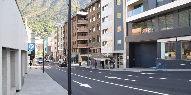 Un tram del carrer de la Unió amb els tres carrils. Foto: M. R. (ANA)