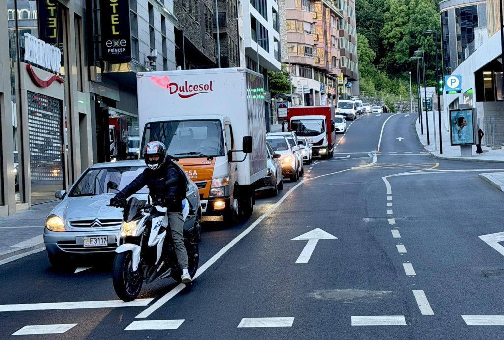 La imatge compartida a xarxes sobre les cues al carrer de la Unió.