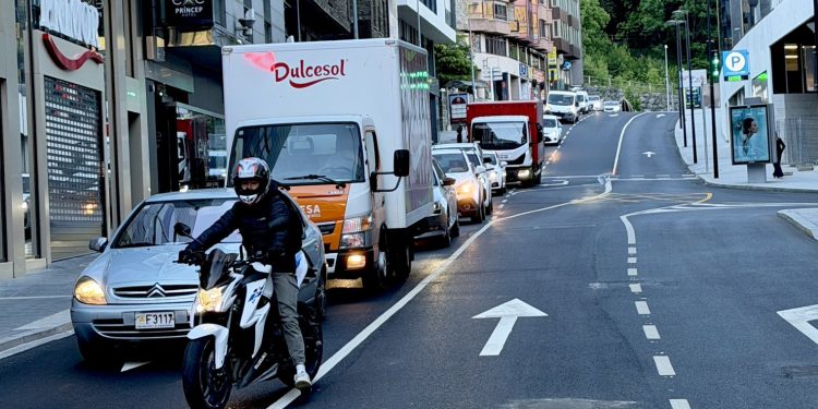 La imatge compartida a xarxes sobre les cues al carrer de la Unió.