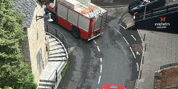 La dotació del cos de Bombers desplaçada a la zona.