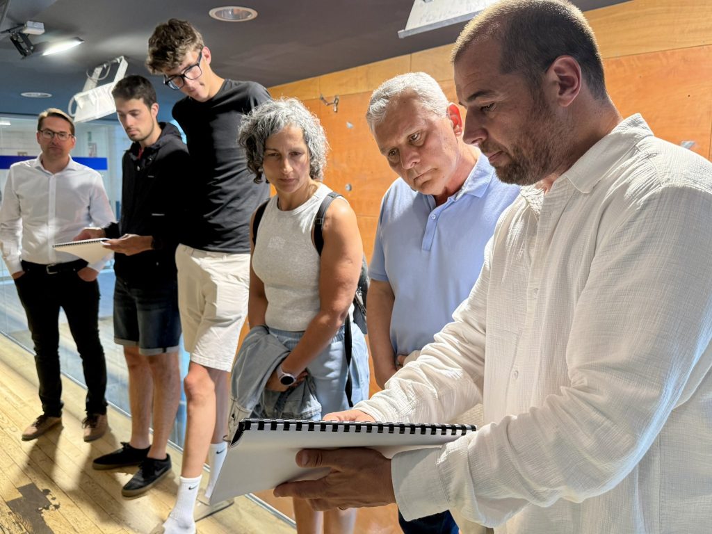 Un moment de la trobada entre els membres del comú i els veïns del Pas de la Casa per explicar les millores al complex. Foto: Comú d'Encamp