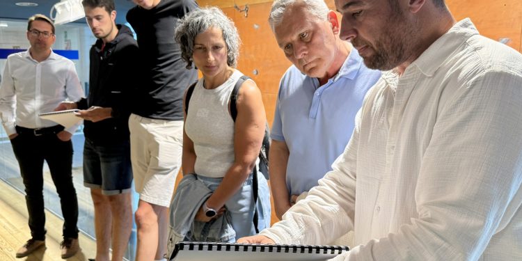 Un moment de la trobada entre els membres del comú i els veïns del Pas de la Casa per explicar les millores al complex. Foto: Comú d'Encamp