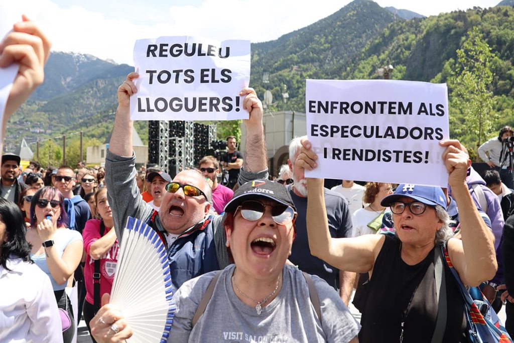 Un grup de persones protestant per la crisi de l'habitatge durant la visita del president francès Emmanuel Macron (Foto: Arxiu ANA).