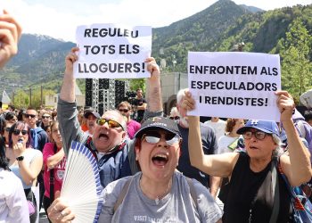 Un grup de persones protestant per la crisi de l'habitatge durant la visita del president francès Emmanuel Macron (Foto: Arxiu ANA).