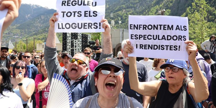 Un grup de persones protestant per la crisi de l'habitatge durant la visita del president francès Emmanuel Macron (Foto: Arxiu ANA).