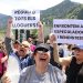 Un grup de persones protestant per la crisi de l'habitatge durant la visita del president francès Emmanuel Macron (Foto: Arxiu ANA).