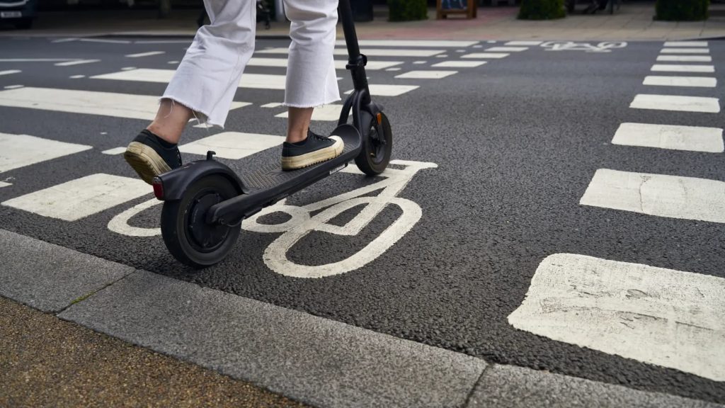Una persona circula en patinet elèctric per un carril bici (Foto: Xarxes)