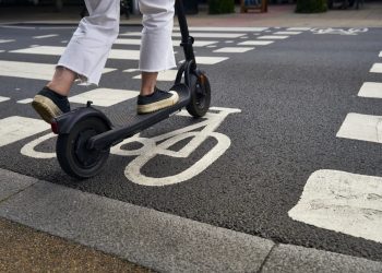 Una persona circula en patinet elèctric per un carril bici (Foto: Xarxes)