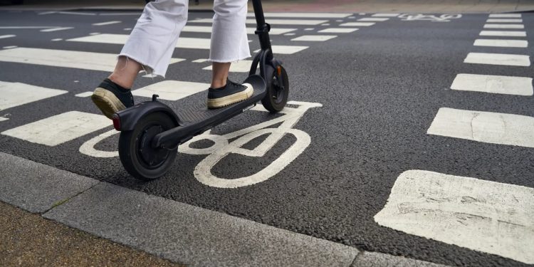 Una persona circula en patinet elèctric per un carril bici (Foto: Xarxes)