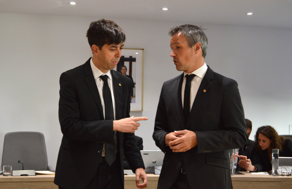 El conseller de l'oposició David Astrié i el cònsol major d'Andorra la Vella, Sergi González, moments abans de l'inici de la sessió de consell de comú d'Andorra la Vella.