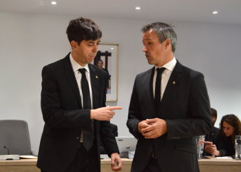 El conseller de l'oposició David Astrié i el cònsol major d'Andorra la Vella, Sergi González, moments abans de l'inici de la sessió de consell de comú d'Andorra la Vella.