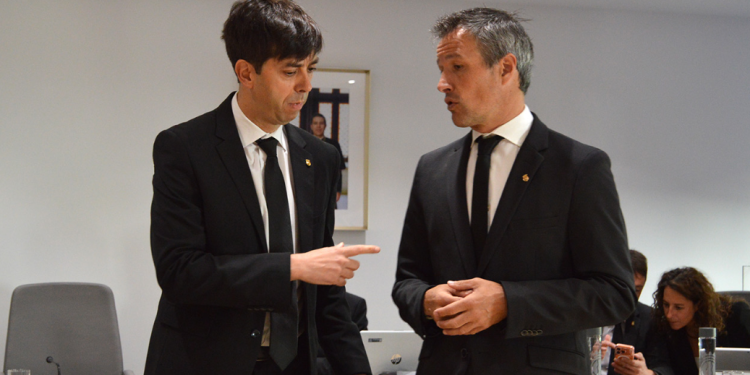 El conseller de l'oposició David Astrié i el cònsol major d'Andorra la Vella, Sergi González, moments abans de l'inici de la sessió de consell de comú d'Andorra la Vella.