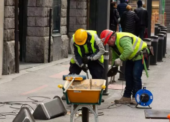 Uns treballadors durant la seva jornada.