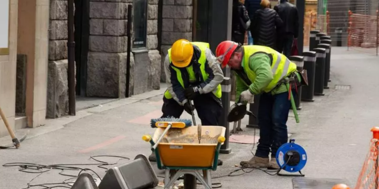Uns treballadors durant la seva jornada.