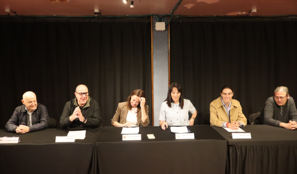 El representant dels Amics del Disseny d’Andorra, Josep Maria Mangot, el comissari i organitzador del projecte, Pere Moles, la cònsol menor de Sant Julià de Lòria, Sofia Cortesao, la ministra de Cultura del Govern d’Andorra, Mònica Bonell, la representant de Reig Fundació, Maria Creus Ribas, i el president de l’Associació de Professionals de la Comunicació d’Andorra (APCA), Marc Segalés.