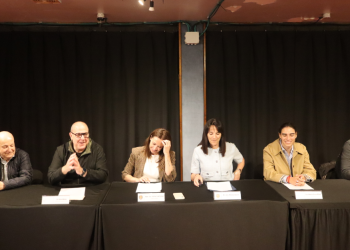 El representant dels Amics del Disseny d’Andorra, Josep Maria Mangot, el comissari i organitzador del projecte, Pere Moles, la cònsol menor de Sant Julià de Lòria, Sofia Cortesao, la ministra de Cultura del Govern d’Andorra, Mònica Bonell, la representant de Reig Fundació, Maria Creus Ribas, i el president de l’Associació de Professionals de la Comunicació d’Andorra (APCA), Marc Segalés.