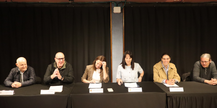 El representant dels Amics del Disseny d’Andorra, Josep Maria Mangot, el comissari i organitzador del projecte, Pere Moles, la cònsol menor de Sant Julià de Lòria, Sofia Cortesao, la ministra de Cultura del Govern d’Andorra, Mònica Bonell, la representant de Reig Fundació, Maria Creus Ribas, i el president de l’Associació de Professionals de la Comunicació d’Andorra (APCA), Marc Segalés.