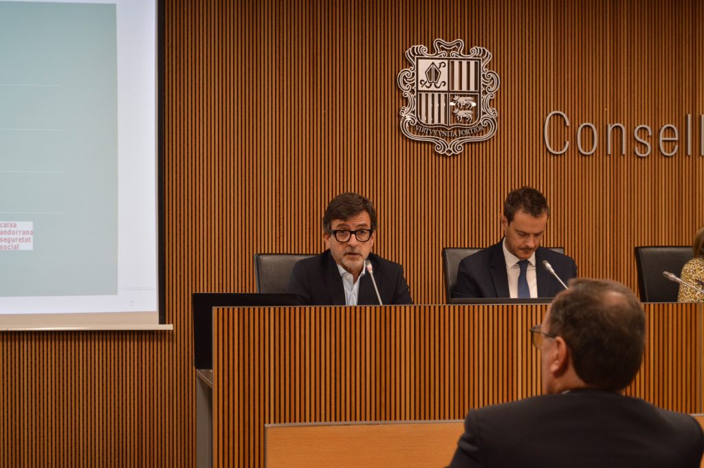 El president del consell d’administració de la Caixa Andorrana de Seguretat Social, Marc Galabert, i el president de la comissió gestora del Fons de Reserva de Jubilació, Jordi Cinca, durant la compareixença davant la comissió legislativa de seguiment i sostenibilitat de les pensions de la CASS. Foto: M. F. (ANA)